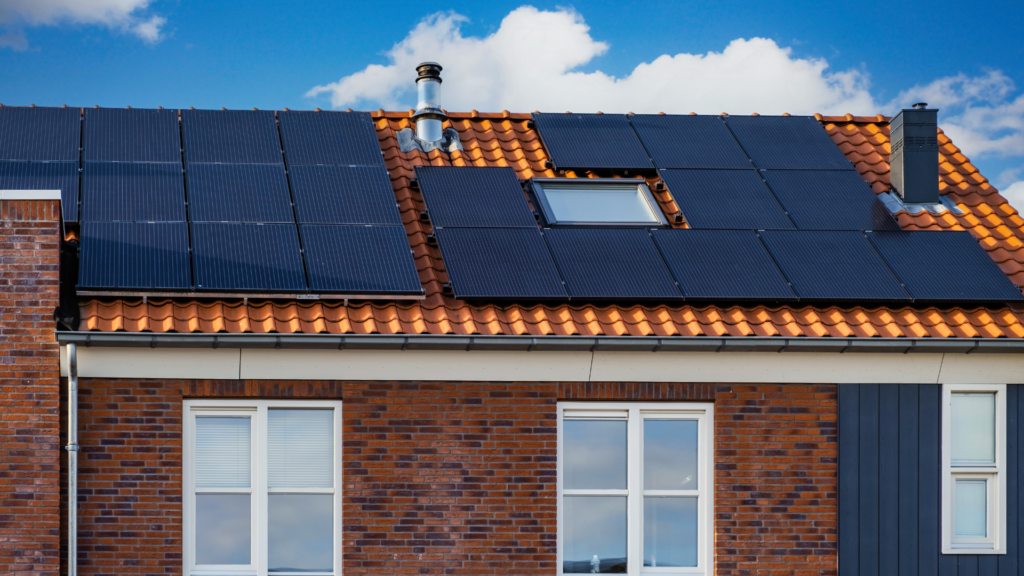 ¿Cuánto se ahorra con placas solares en una vivienda? Descúbrelo en menos de 1 minuto
