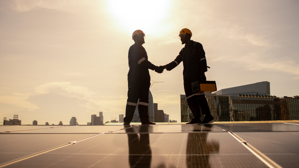 Paneles solares para empresas: la guía definitiva para ahorrar hasta un 70 % en la factura eléctrica