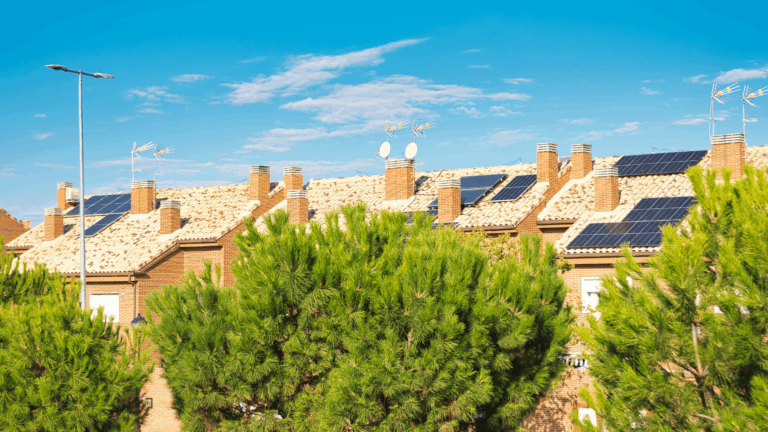 Paneles solares sobre tejados de viviendas adosadas