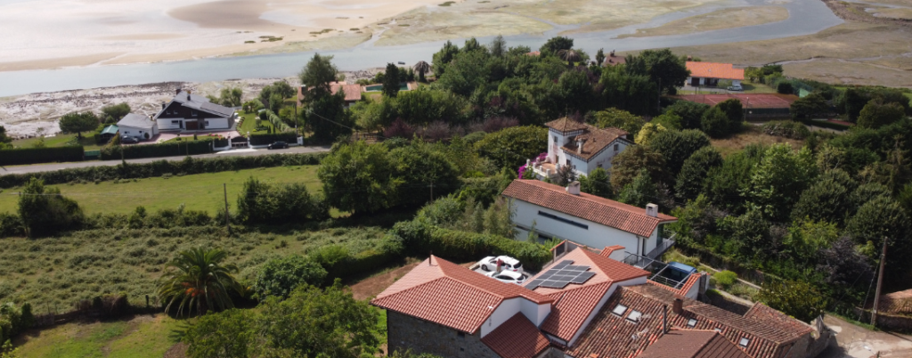 Proyecto de autoconsumo con almacenamiento trifásico en Villaviciosa (Asturias): una vivienda nueva diseñada para la independencia energética