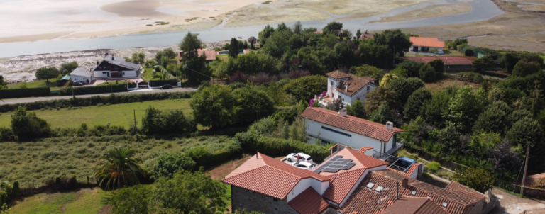 Proyecto de autoconsumo con almacenamiento trifásico en Villaviciosa (Asturias): una vivienda nueva diseñada para la independencia energética