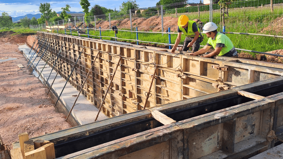 Construcción del muro perimetral de la fábrica Bexie Energy