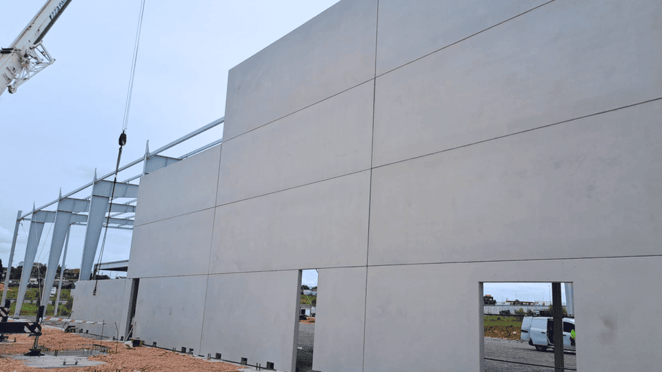 Instalación de paneles prefabricados en la fábrica Bexie Energy
